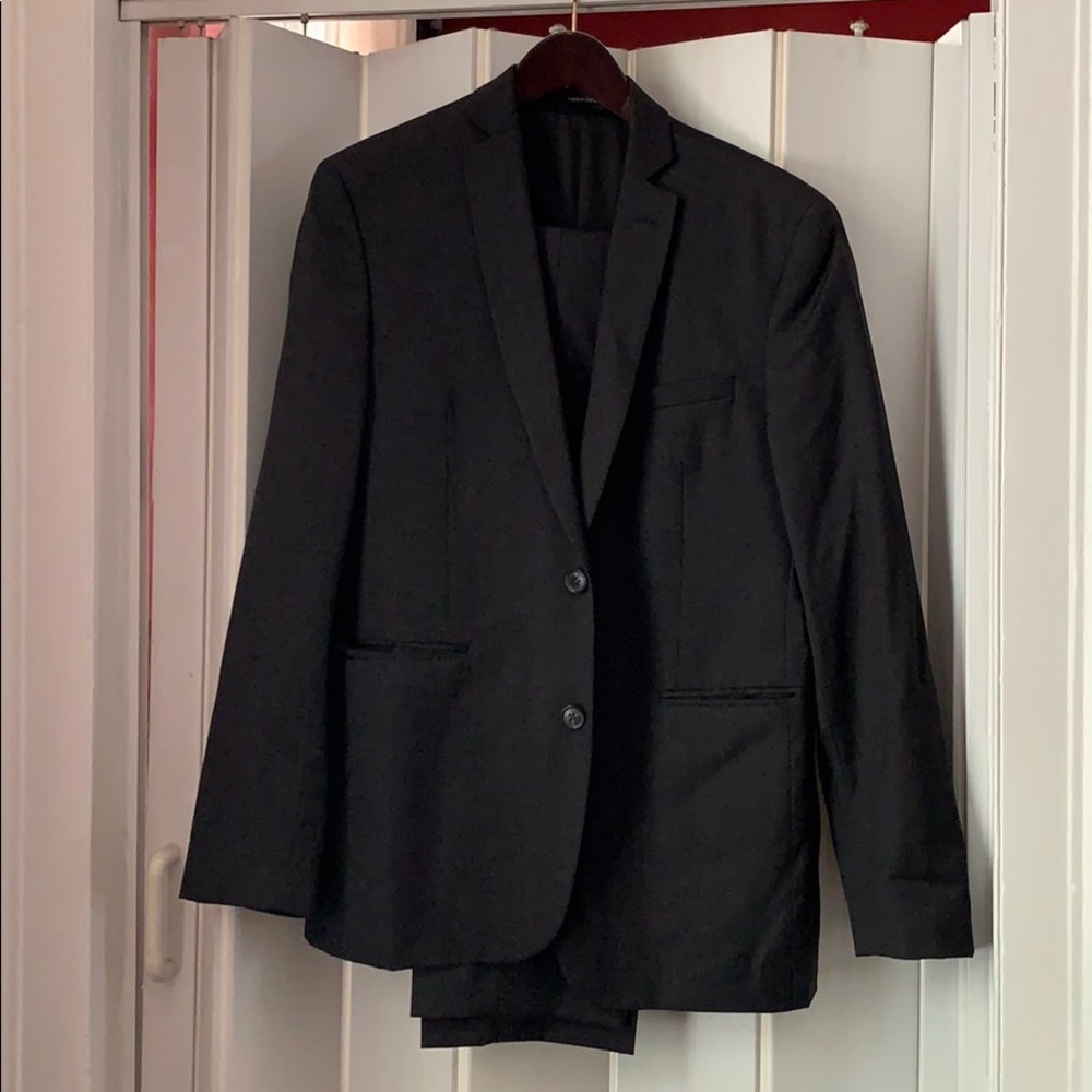 Macy’s 2-pice suit. Dark grey. Great condition